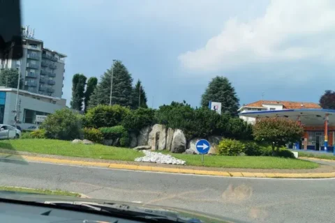 european roundabout rules