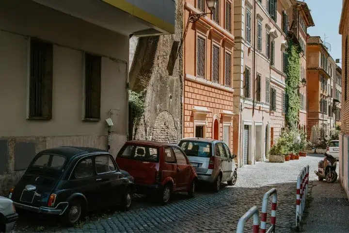 Best Navigation App Italy Road Trip, Narrow Street, Rome