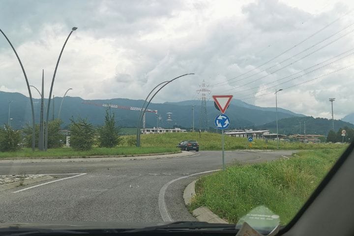 Speed Limits in Italy, Italy Roundabout