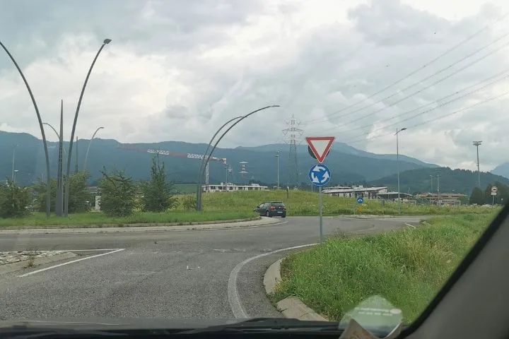 Speed Limits in Italy, Italy Roundabout