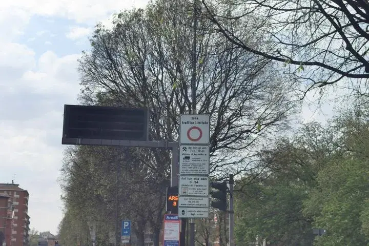How to Avoid ZTL Zones, Stantard ZTL Sign Features a Circular Design with _ZTL_ Text