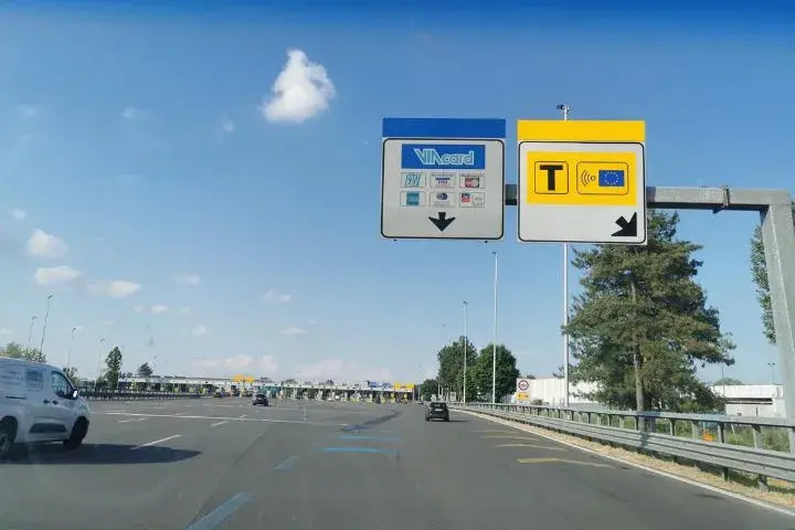 Italy Toll Roads and Telepass Explained, Telepass Logo and Other Payment Methods Sign