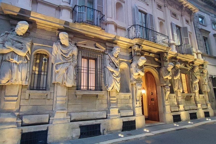 Romantic Milan Itinerary, Casa degli Omenoni