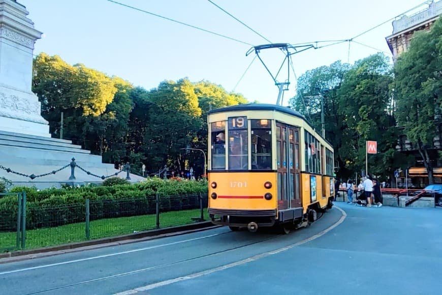 Milan Travel Guide, Milan’s Yellow Vintage Tram