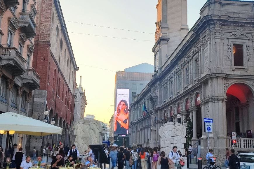 Historical Sites in Milan, Piazza Mercanti