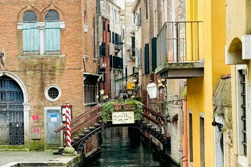 Venice Travel Guide, Charming Venetian Canal in Venice