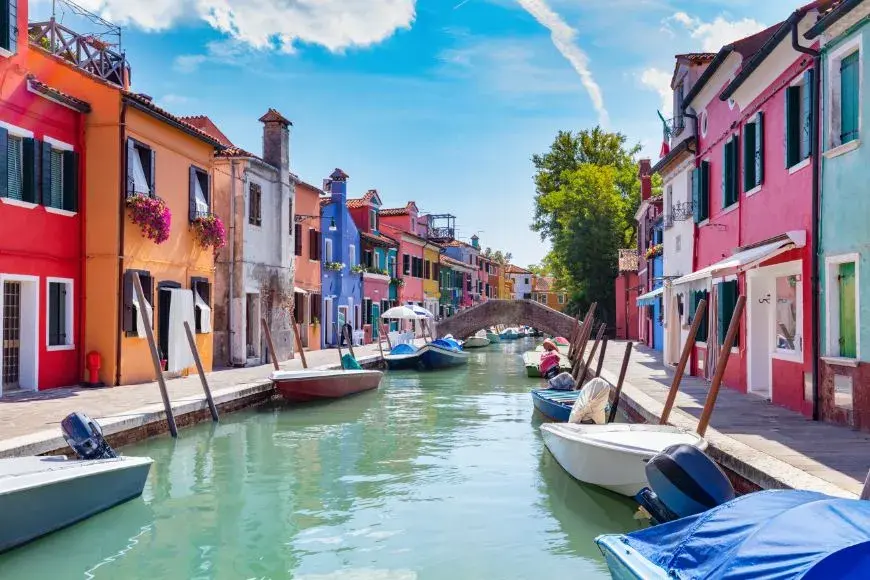 Venice Travel Guide, Colorful houses along canals in Burano island