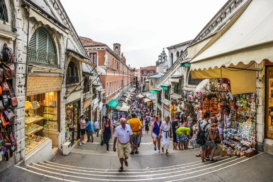 Where to Stay in Venice, Crowded streets in Venice showing why some areas are not ideal to stay
