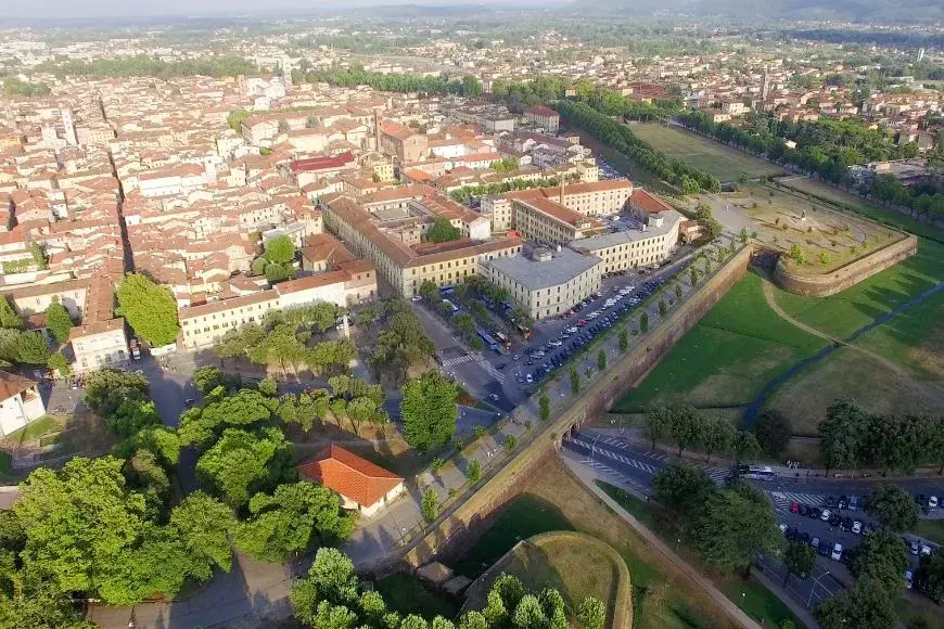 Florence Travel Guide, Lucca historic city walls and old town