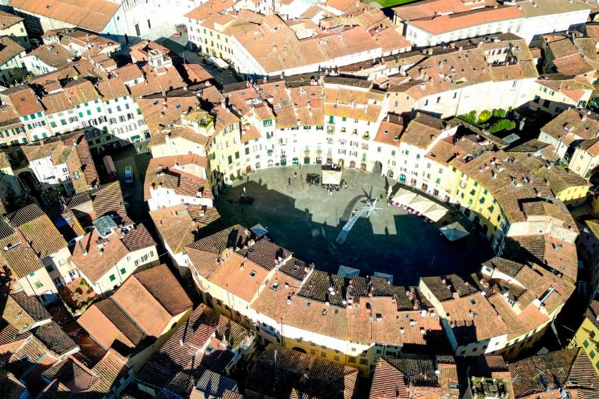 Day Trips From Florence, Piazza dell’Anfiteatro oval square view in Lucca