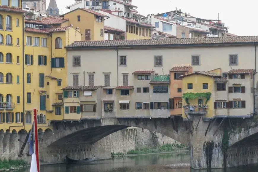 Florence Travel Guide, Ponte Vecchio crossing the Arno River, one of best attractions in Florence