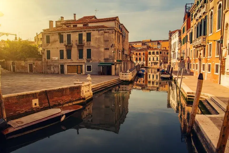 Venice Travel Guide, Quiet Venice street early in the morning, showing the city without crowds