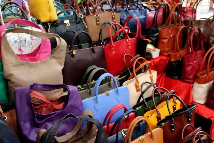 Best Attractions in Florence, San Lorenzo outdoor market — leather goods and street stalls in Florence