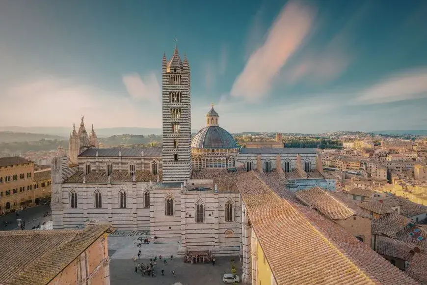 Best Attractions in Florence, Siena Piazza del Campo and cathedral