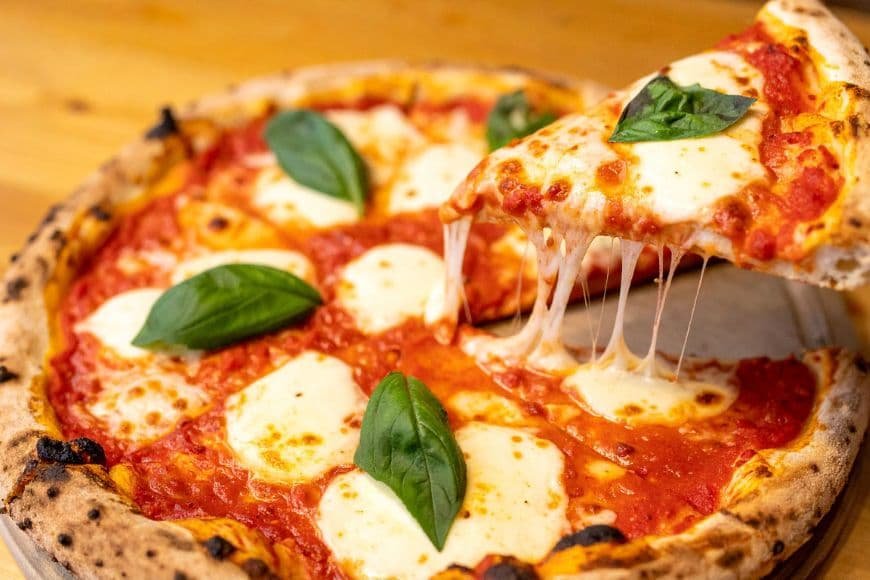 Naples Travel Guide, Traditional Neapolitan pizza served fresh