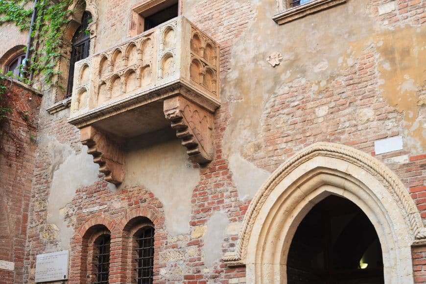 One Day in Verona, Juliet’s balcony at Casa di Giulietta in Verona courtyard