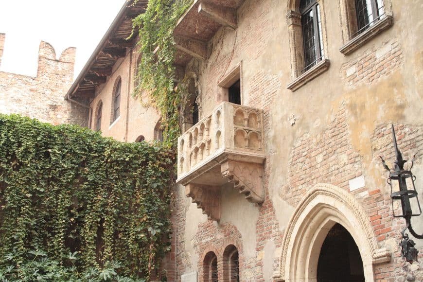Things to do in Verona, Juliet’s balcony at Casa di Giulietta in Verona courtyard