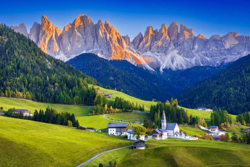 Dolomites Travel Guide, Panoramic view of Val di Funes valley in the Dolomites