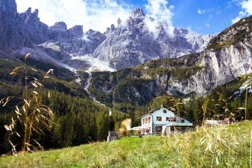 Dolomites Travel Guide, Rifugio Lunelli with alpine view in the Dolomites
