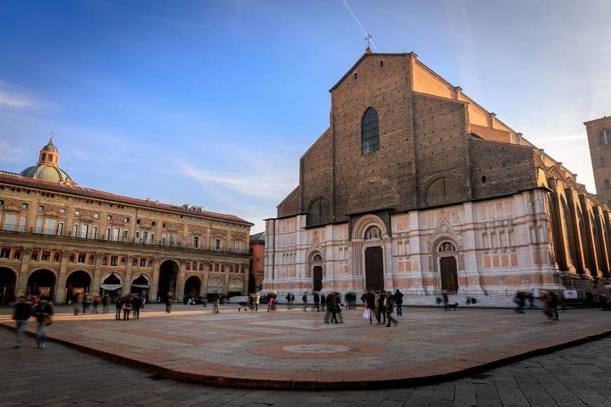 Bologna Travel Guide, Basilica di San Petronio exterior in Piazza Maggiore Bologna