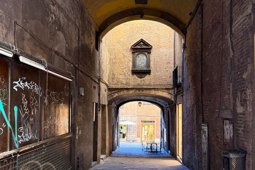 Bologna Travel Guide