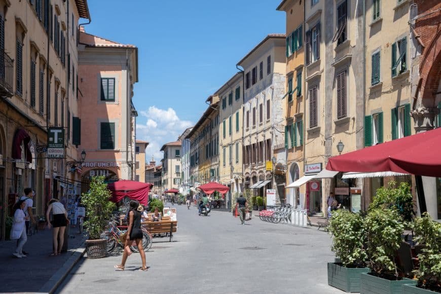 Pisa Travel Guide, Borgo Stretto medieval street with arcades in Pisa historic center
