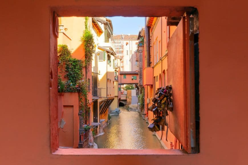 Bologna Travel Guide, Finestrella di Via Piella canal window in Bologna