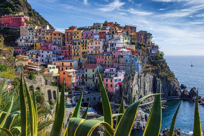 Cinque Terre Travel Guide, Manarola colorful houses overlooking the Ligurian Sea in Cinque Terre