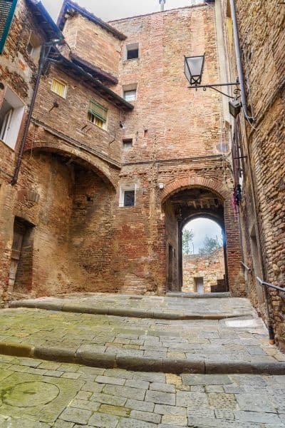 Siena Travel Guide, Medieval streets of Siena narrow alleys and stone buildings