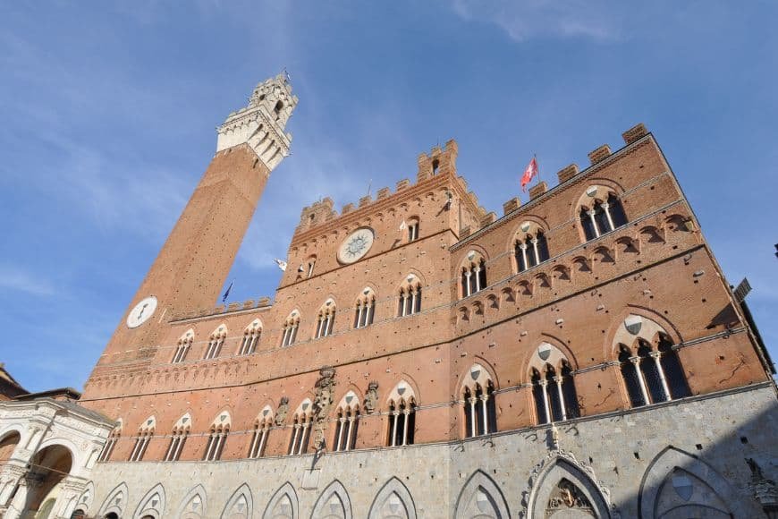 Siena Travel Guide, Palazzo Pubblico building in Piazza del Campo Siena