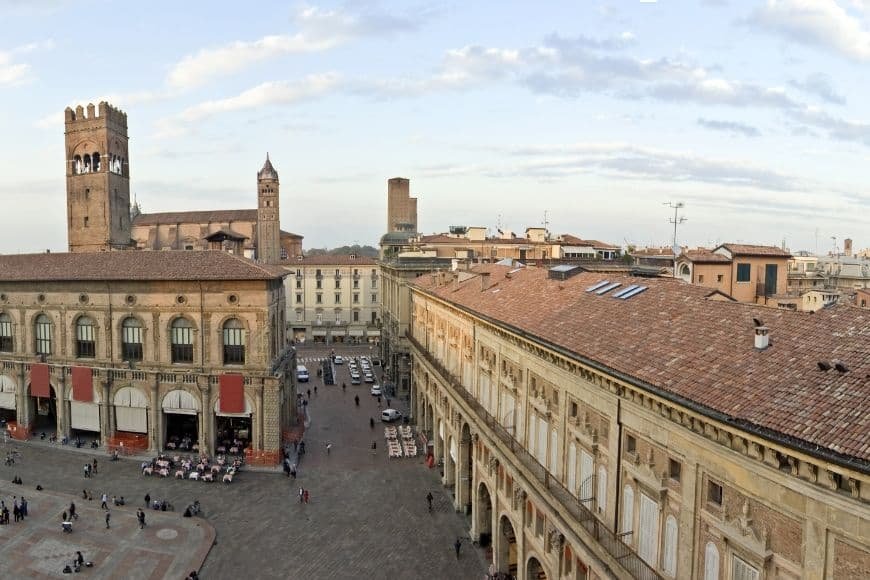 Bologna Travel Guide, Piazza Maggiore in Bologna with historic buildings