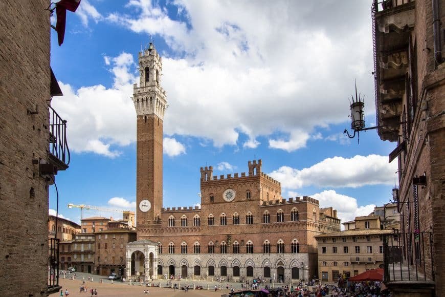 Siena Travel Guide, Piazza del Campo in Siena Italy with Palazzo Pubblico