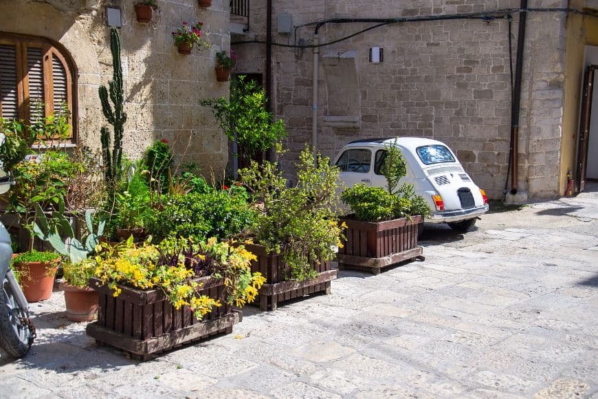 Puglia Travel Guide, Traditional House in Bari Countryside in Puglia