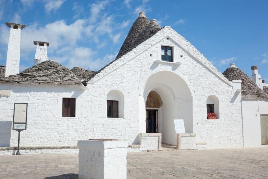 Puglia Travel Guide, Trullo house accommodation in Alberobello