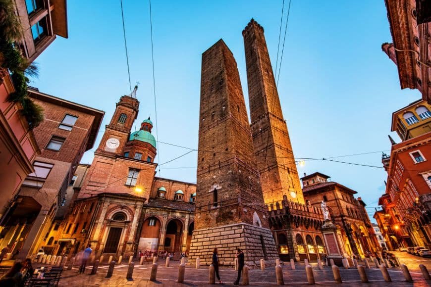 Bologna Travel Guide, Two Towers of Bologna Asinelli and Garisenda