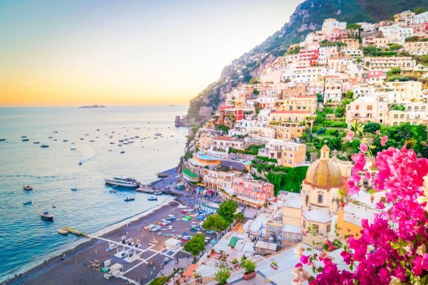 Southern Italy Travel Guide, Amalfi coast Positano colorful houses cliffside