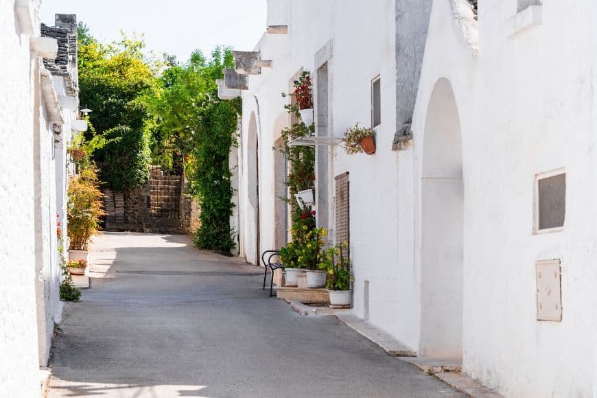 Alberobello Travel Guide, Alberobello narrow streets trulli houses in Puglia, Italy