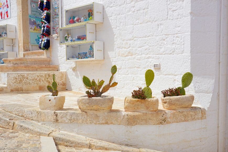 Alberobello Travel Guide, Charming Street Scene in Alberobello, Italy