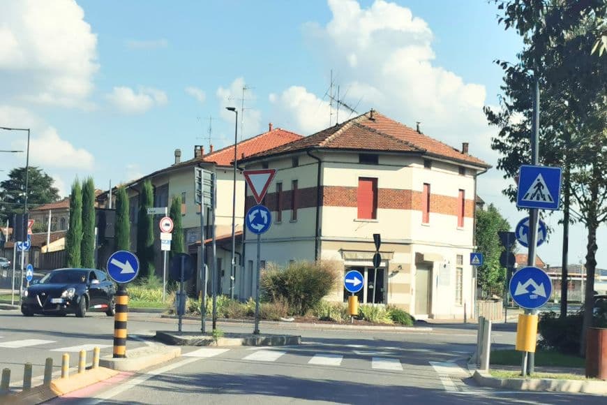 Is it hard to drive in Italy as a tourist, Italian Roundabout road sign with Right of Way