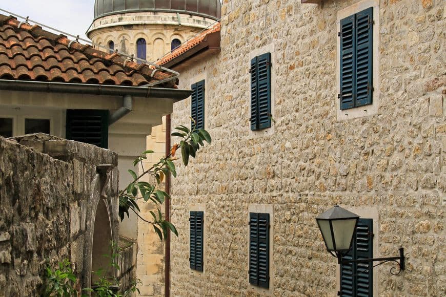 Montenegro Travel Guide, Stone buildings in Herceg Novi
